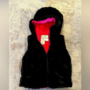 American Widgeon Little Girls Faux Fur Hooded Vest in Black & Pink Size 4 🖤💖